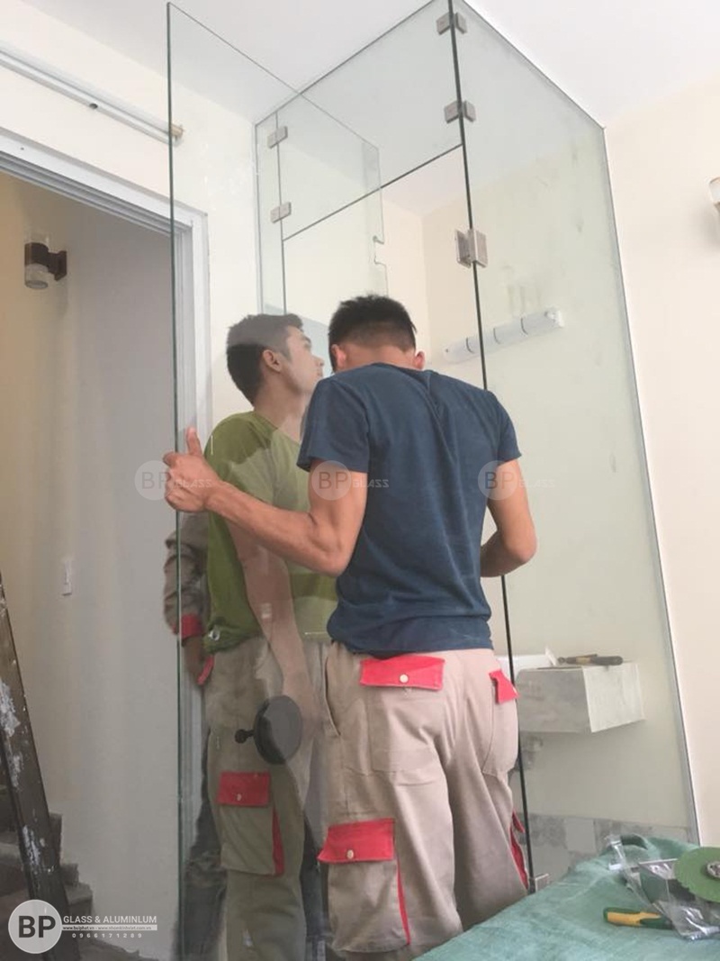 Lắp vách tắm kính và cửa kính tại 57 hàm Long